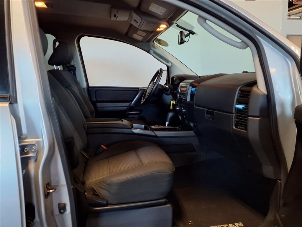 Nissan Titan 4WD Crew Cab SWB SE 2010 Nissan Titan 4WD Crew Cab SWB SE 2010