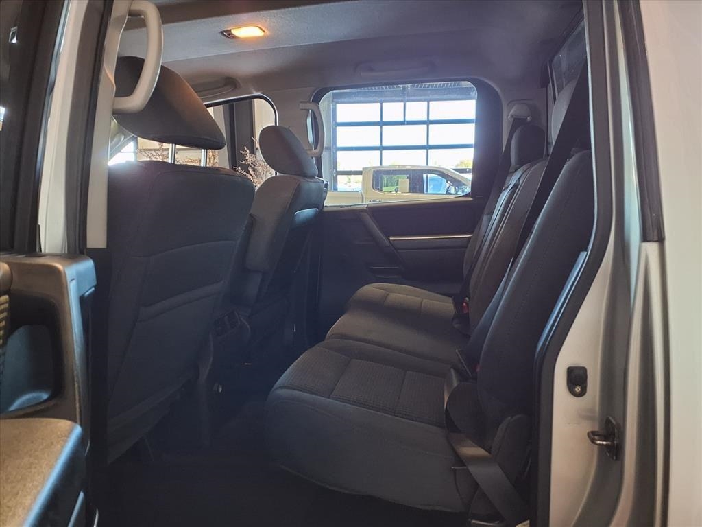 Nissan Titan 4WD Crew Cab SWB SE 2010 Nissan Titan 4WD Crew Cab SWB SE 2010