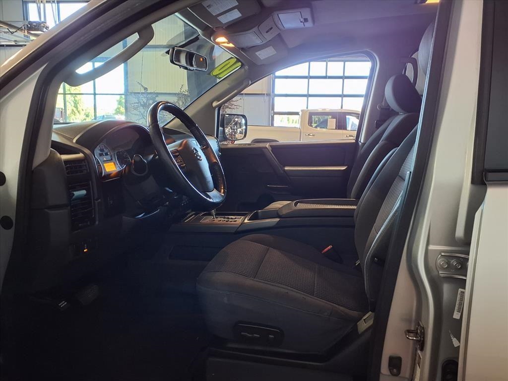 Nissan Titan 4WD Crew Cab SWB SE 2010 Nissan Titan 4WD Crew Cab SWB SE 2010