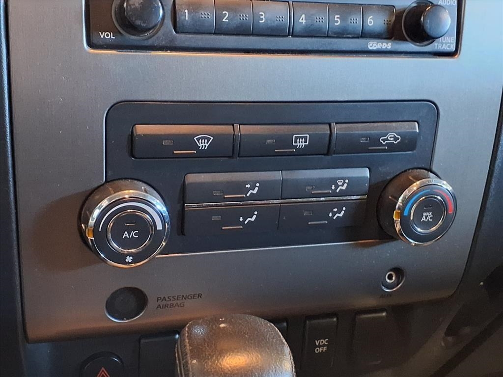 Nissan Titan 4WD Crew Cab SWB SE 2010 Nissan Titan 4WD Crew Cab SWB SE 2010