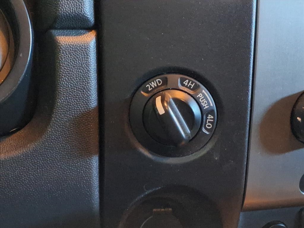 Nissan Titan 4WD Crew Cab SWB SE 2010 Nissan Titan 4WD Crew Cab SWB SE 2010