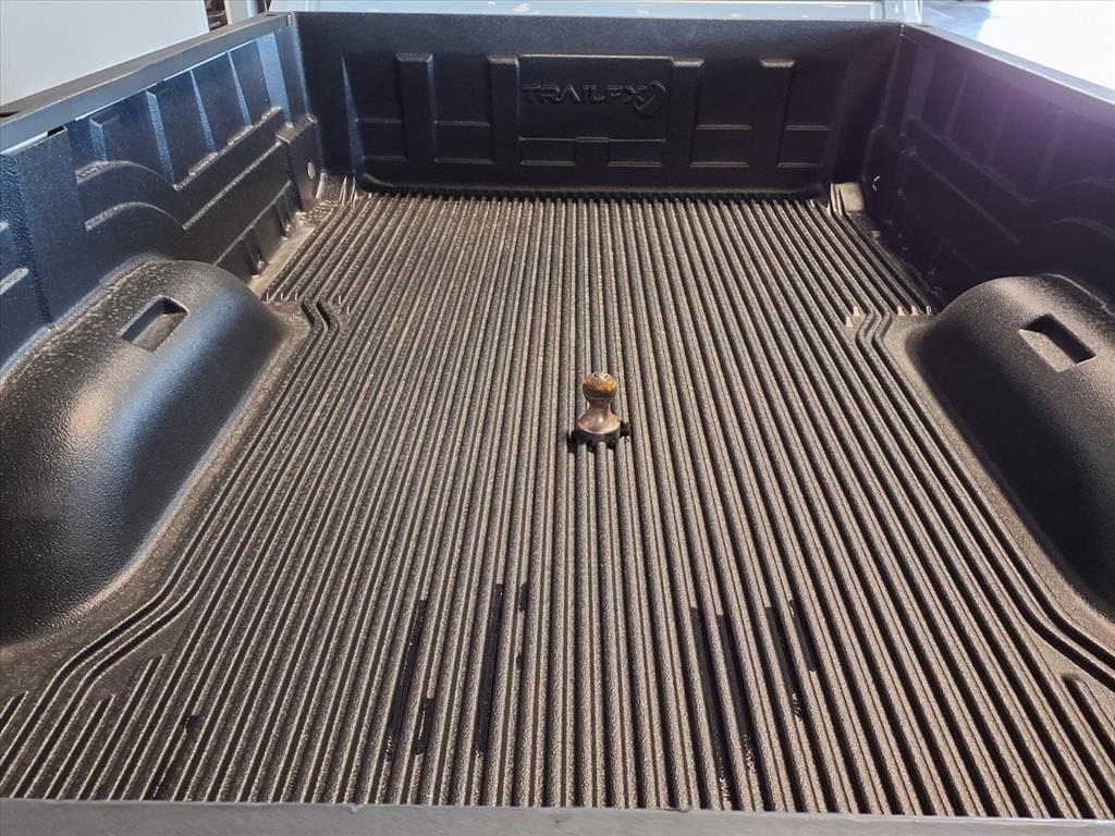 RAM 3500 Tradesman 4x4 Crew Cab 8' Box 2017