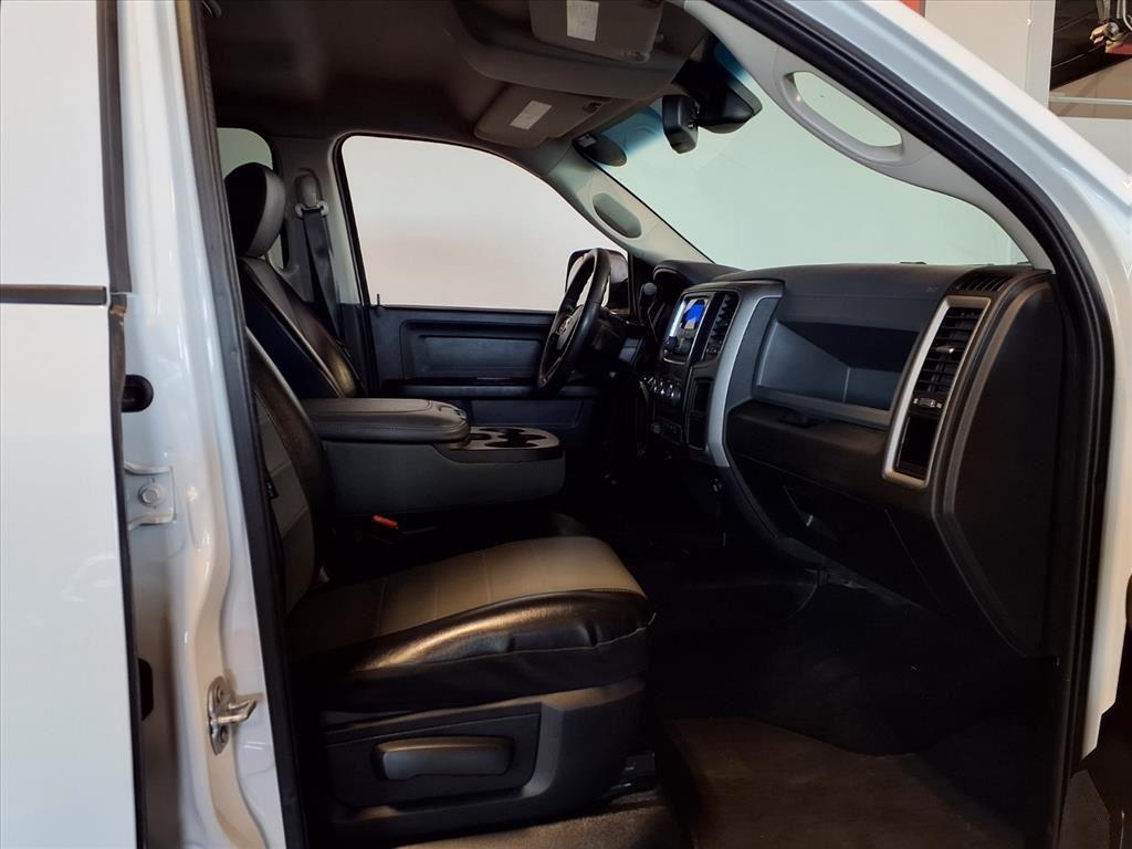 RAM 3500 Tradesman 4x4 Crew Cab 8' Box 2017