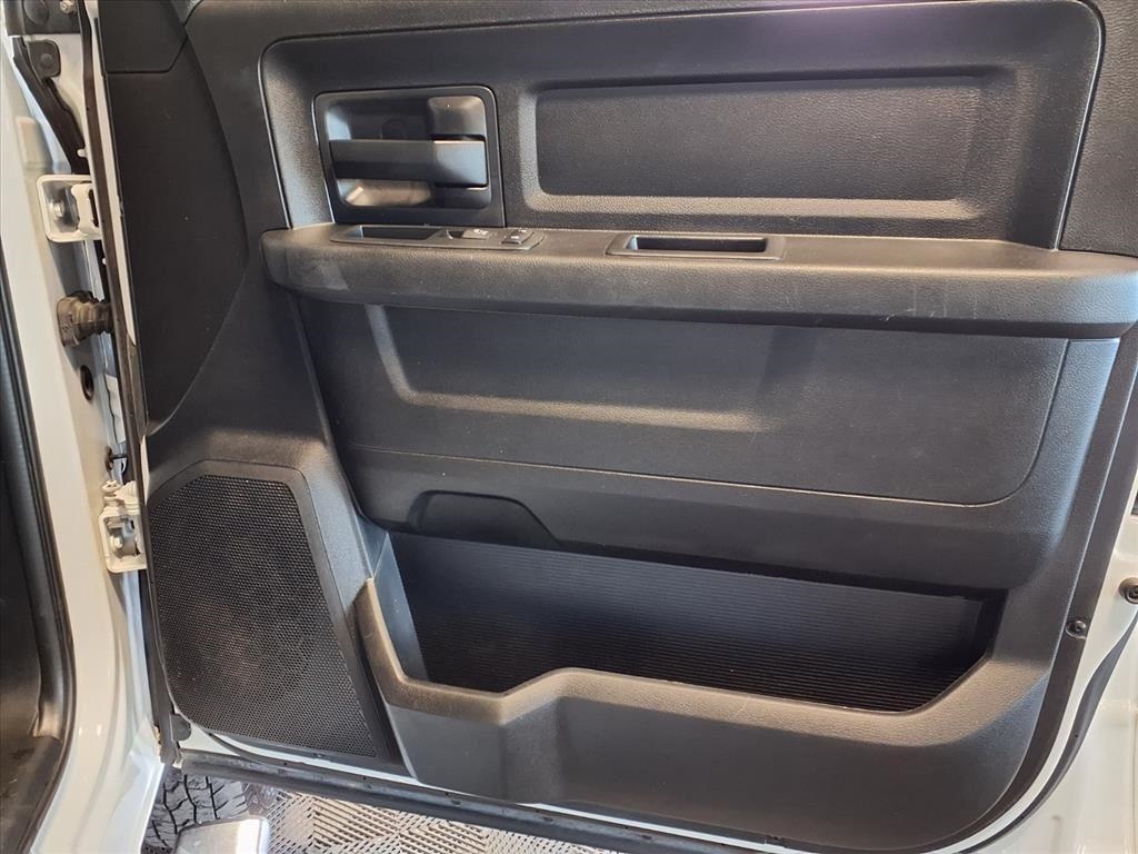 RAM 3500 Tradesman 4x4 Crew Cab 8' Box 2017