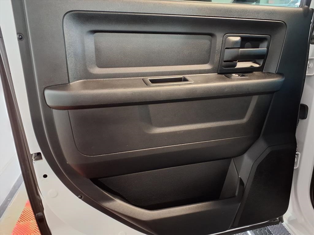 RAM 3500 Tradesman 4x4 Crew Cab 8' Box 2017