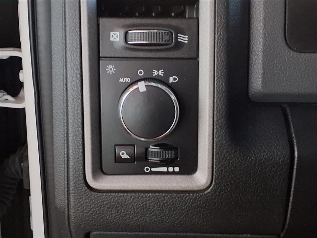 RAM 3500 Tradesman 4x4 Crew Cab 8' Box 2017