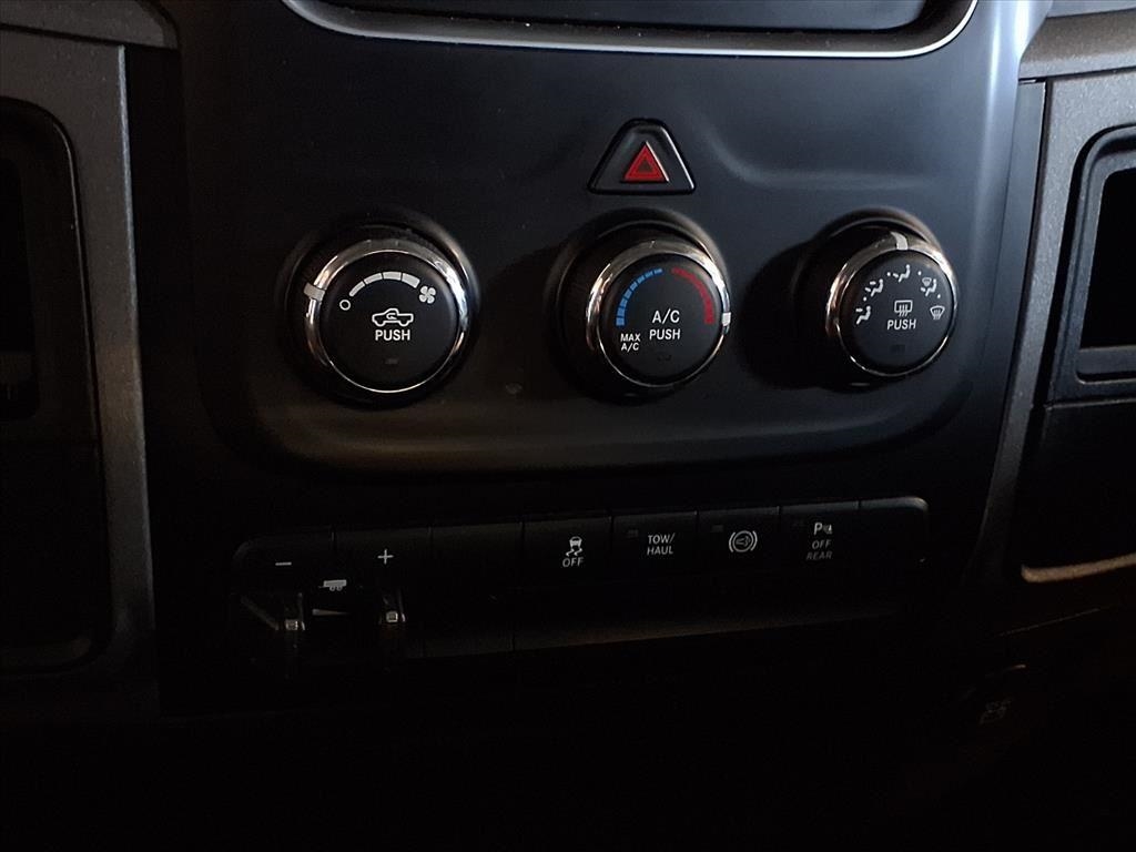 RAM 3500 Tradesman 4x4 Crew Cab 8' Box 2017