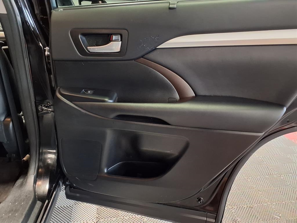 Toyota Highlander AWD 4dr V6 XLE (Natl) 2015