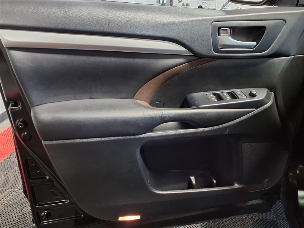 Toyota Highlander AWD 4dr V6 XLE (Natl) 2015