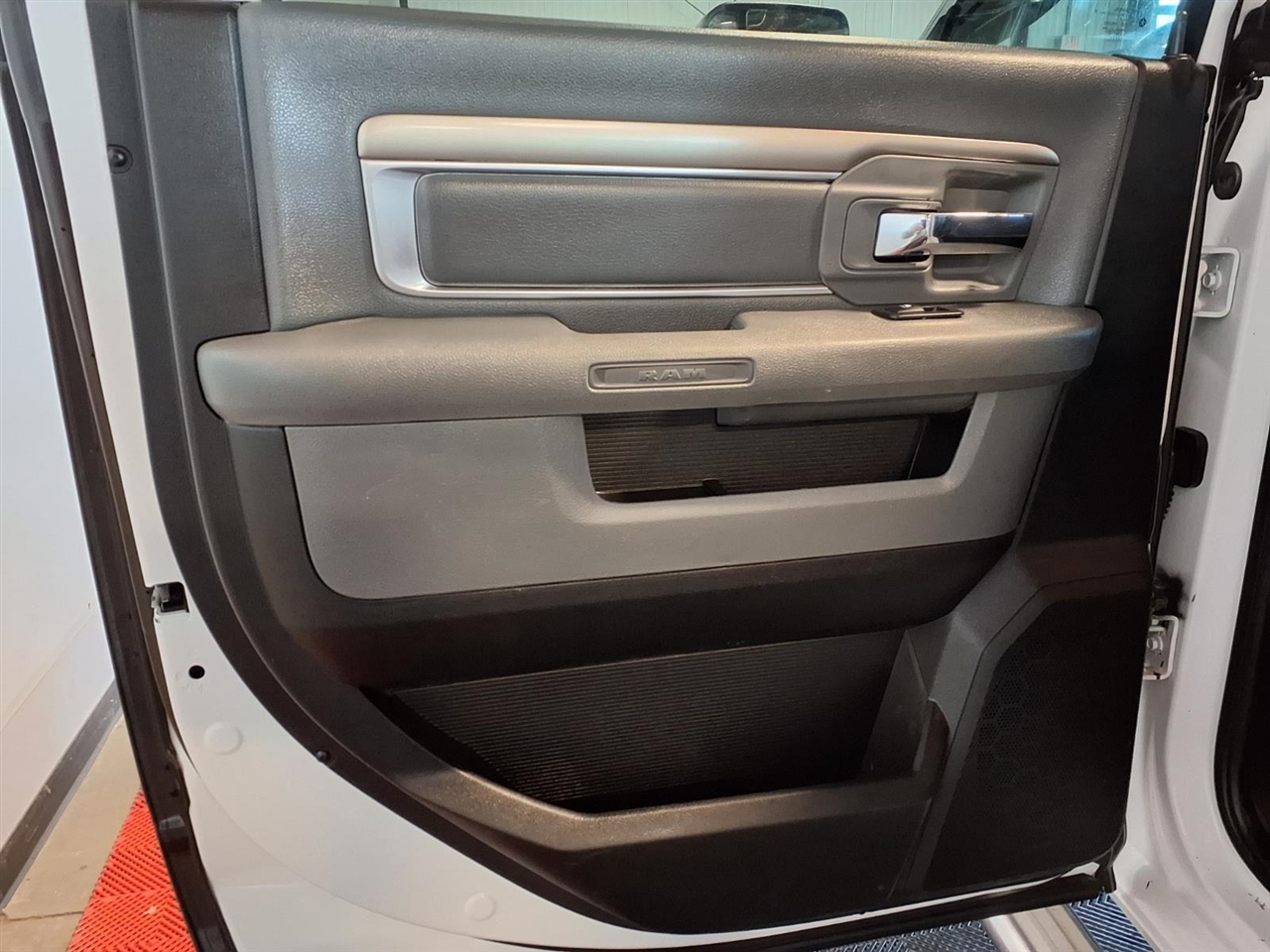 RAM 2500 SLT 4x4 Crew Cab 6'4" Box 2018