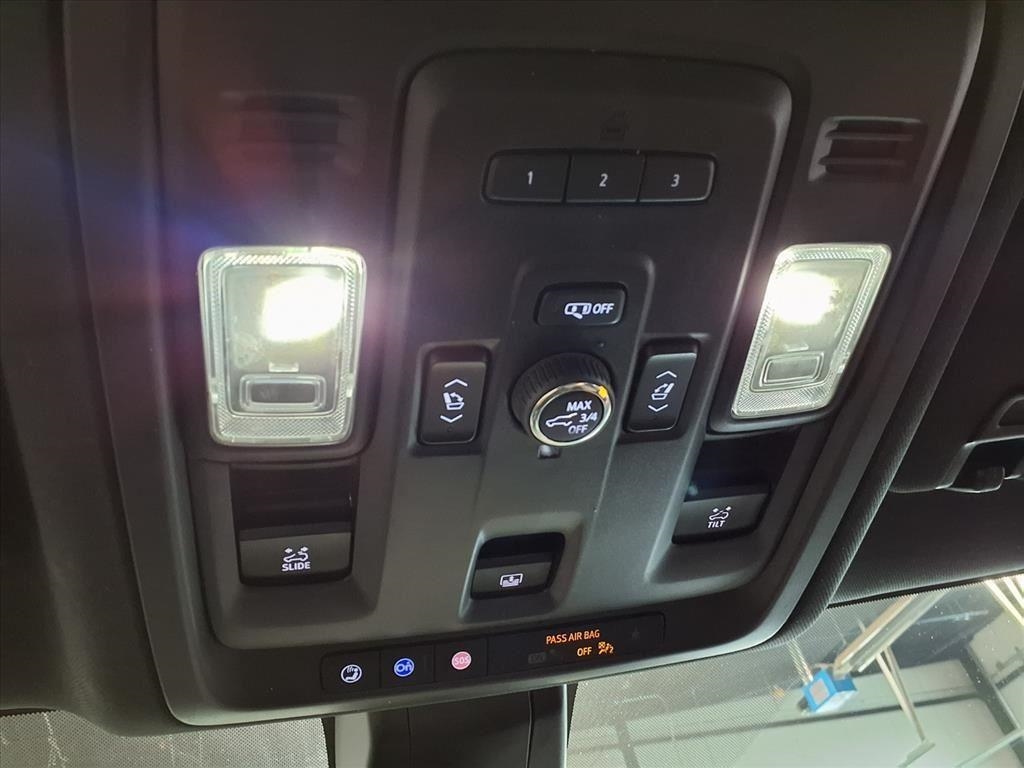 Chevrolet Suburban 4WD 4dr RST 2022