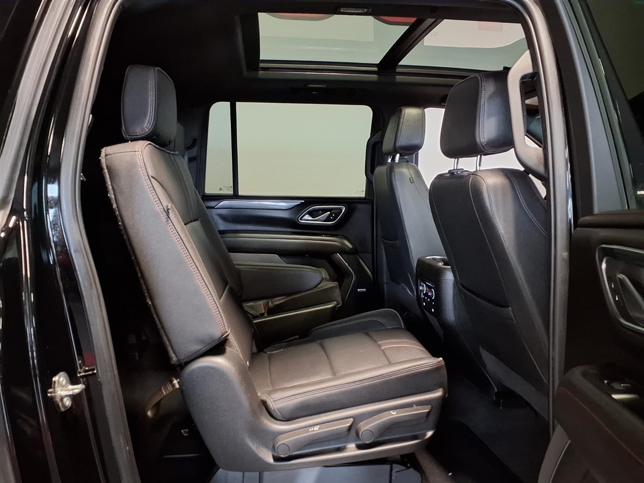 Chevrolet Suburban 4WD 4dr RST 2022