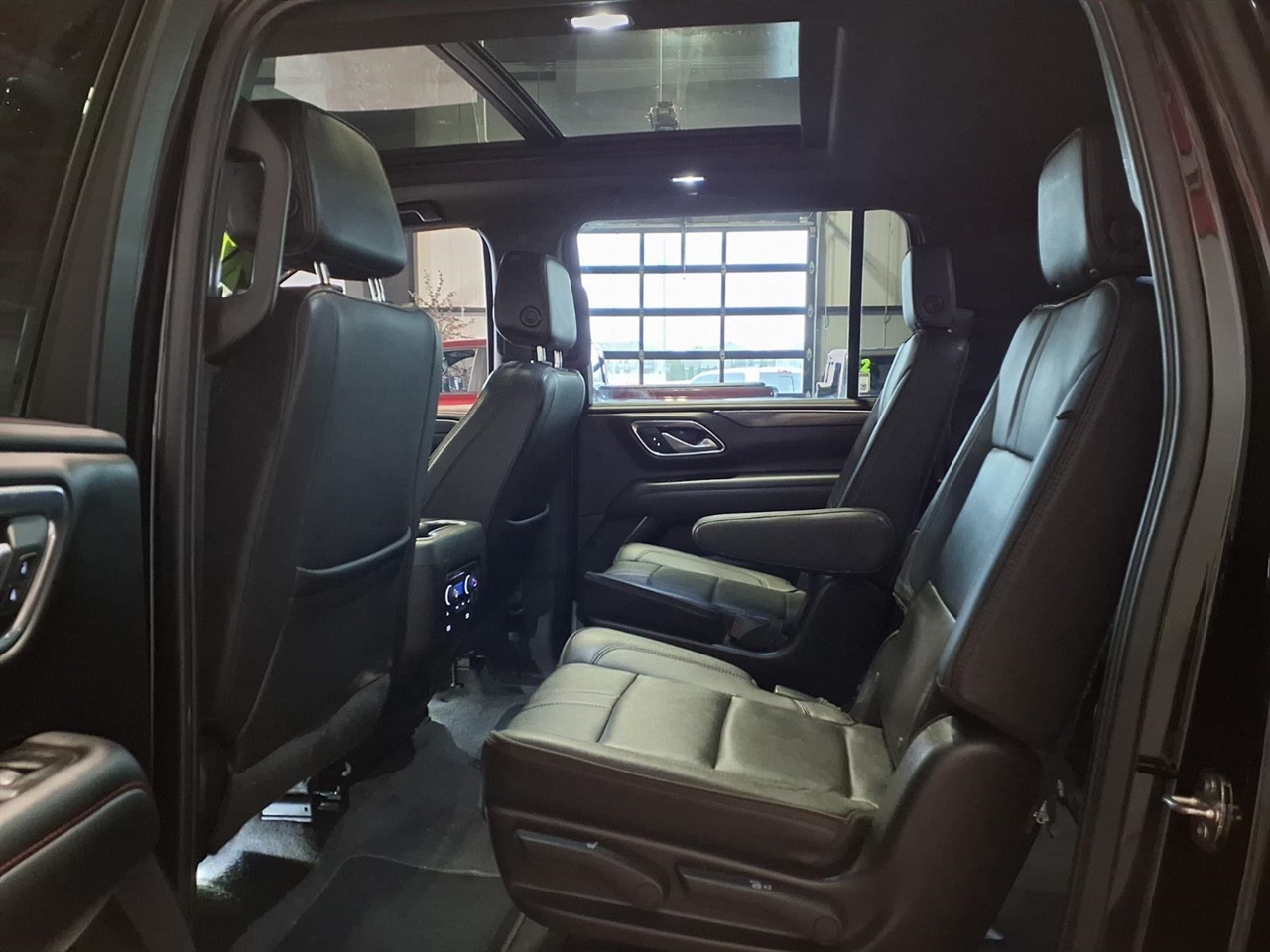 Chevrolet Suburban 4WD 4dr RST 2022