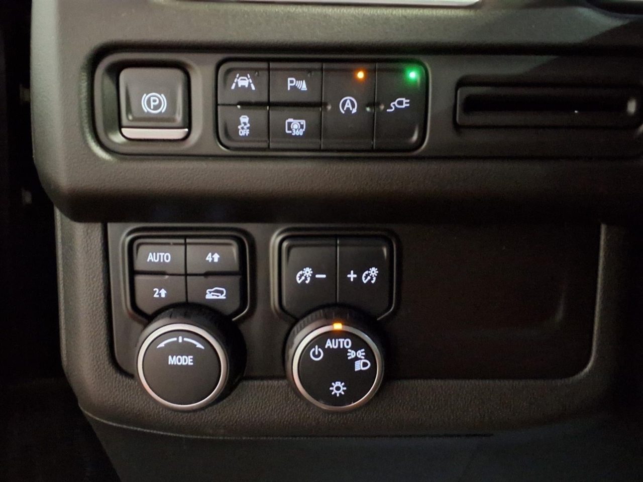 Chevrolet Suburban 4WD 4dr RST 2022