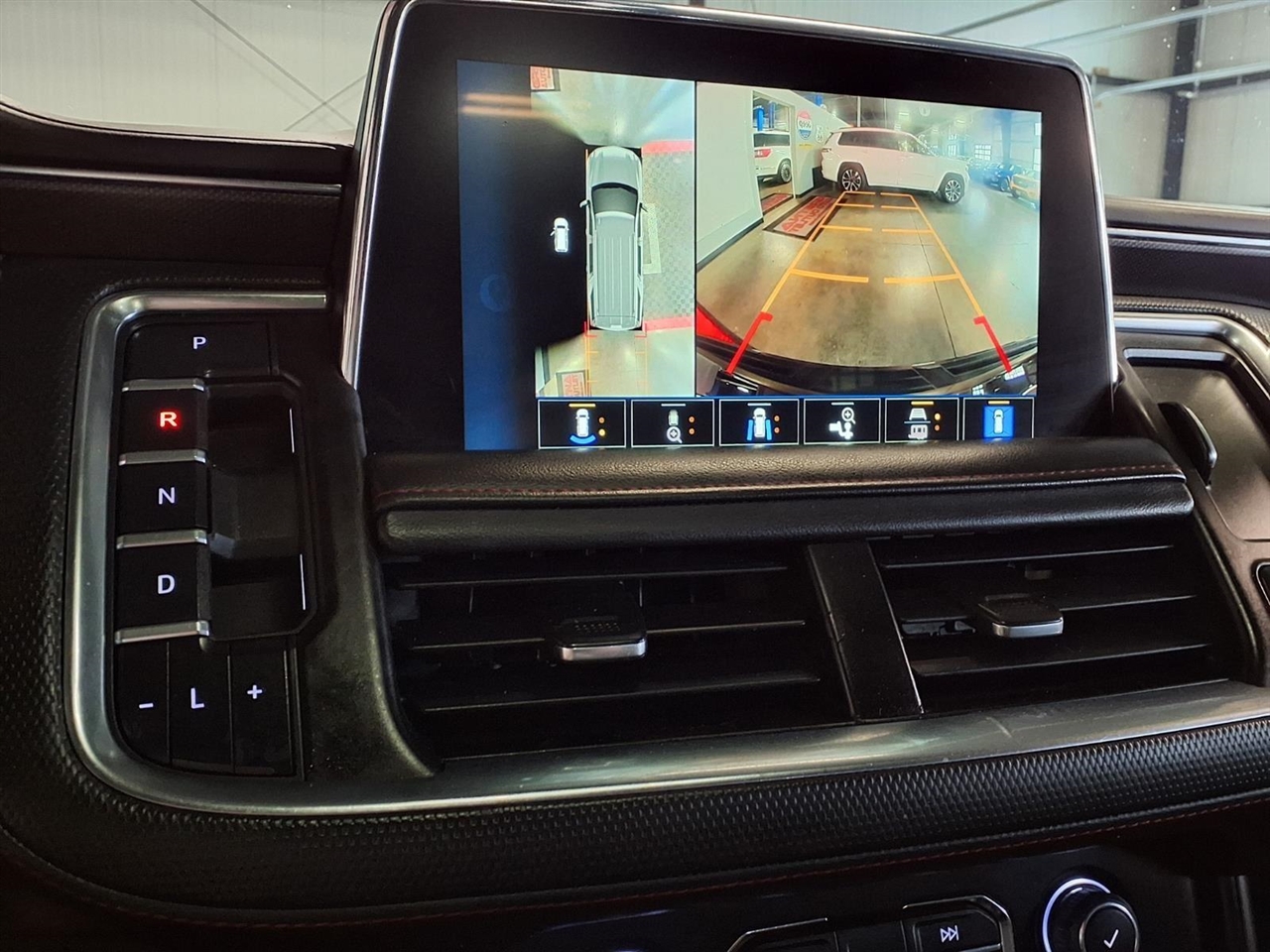 Chevrolet Suburban 4WD 4dr RST 2022