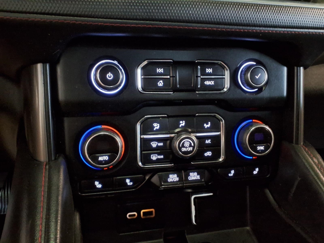 Chevrolet Suburban 4WD 4dr RST 2022