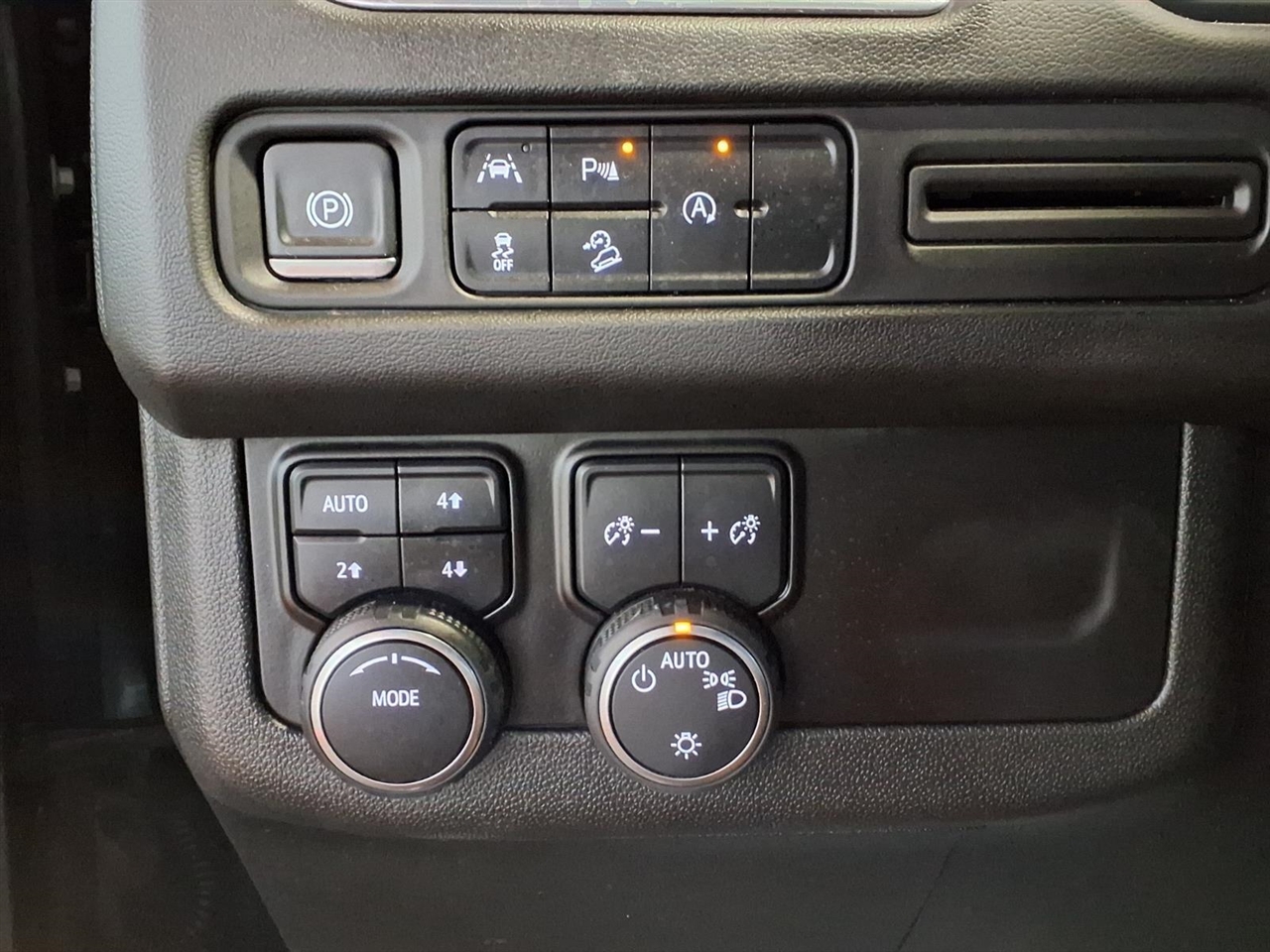 Chevrolet Suburban 4WD 4dr Premier 2023