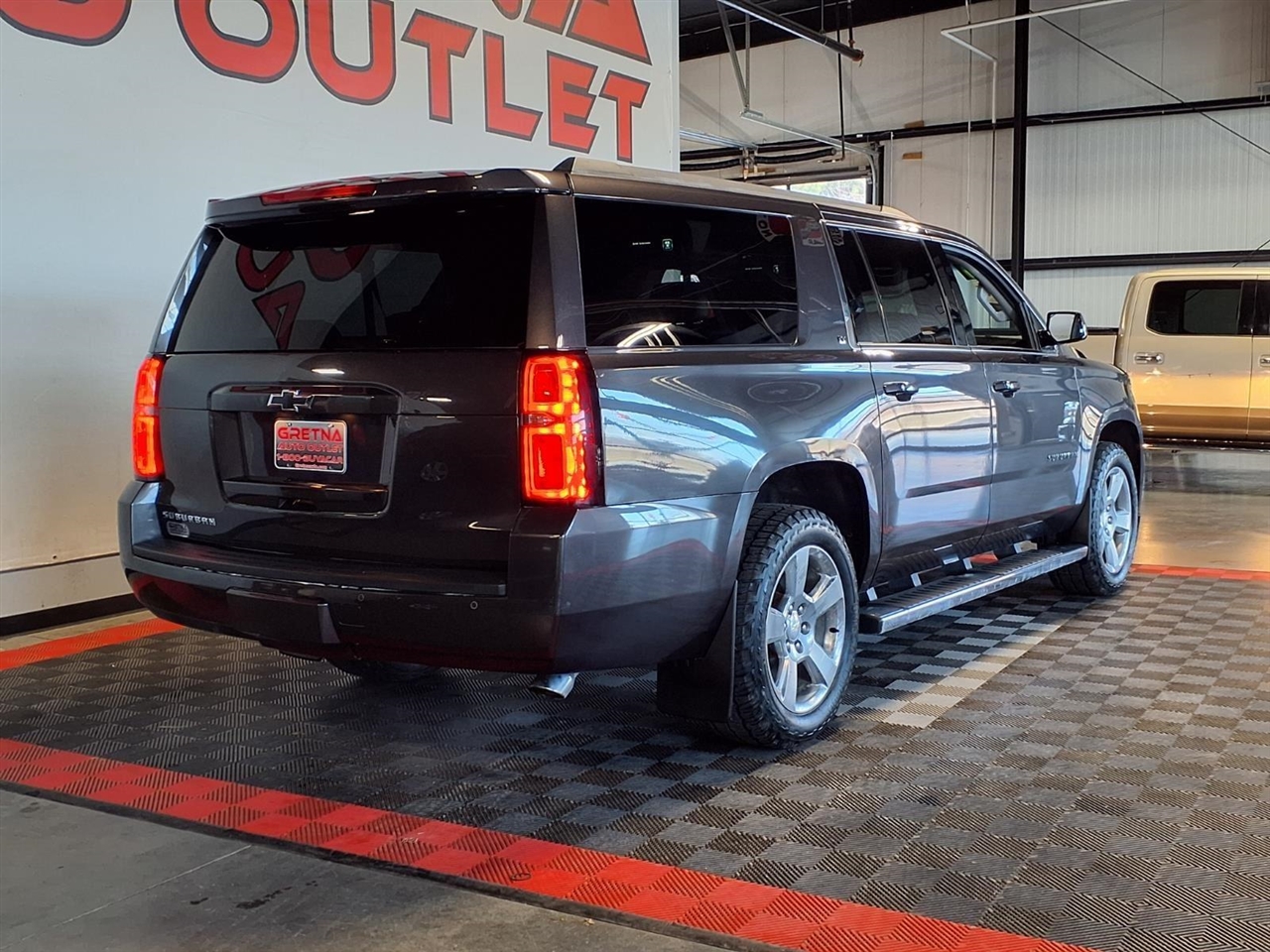 Chevrolet Suburban 4WD 4dr 1500 LT 2017