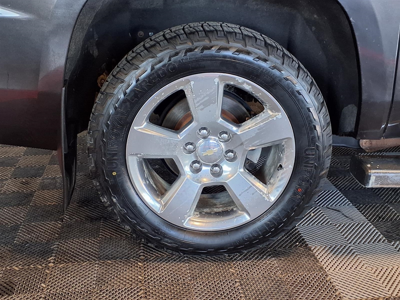 Chevrolet Suburban 4WD 4dr 1500 LT 2017