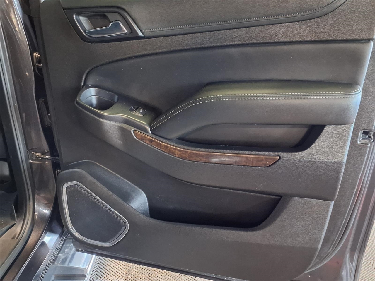 Chevrolet Suburban 4WD 4dr 1500 LT 2017