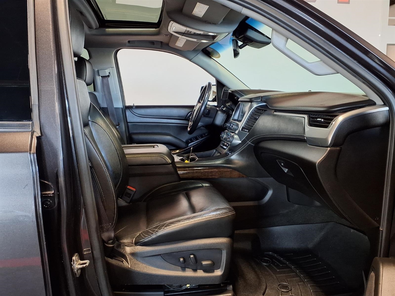 Chevrolet Suburban 4WD 4dr 1500 LT 2017