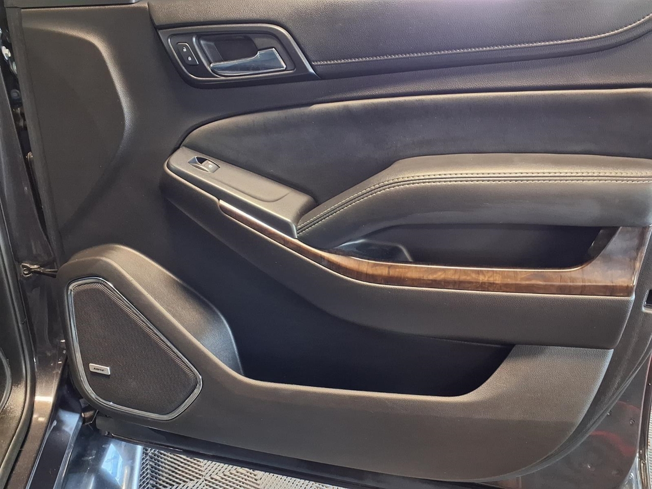 Chevrolet Suburban 4WD 4dr 1500 LT 2017