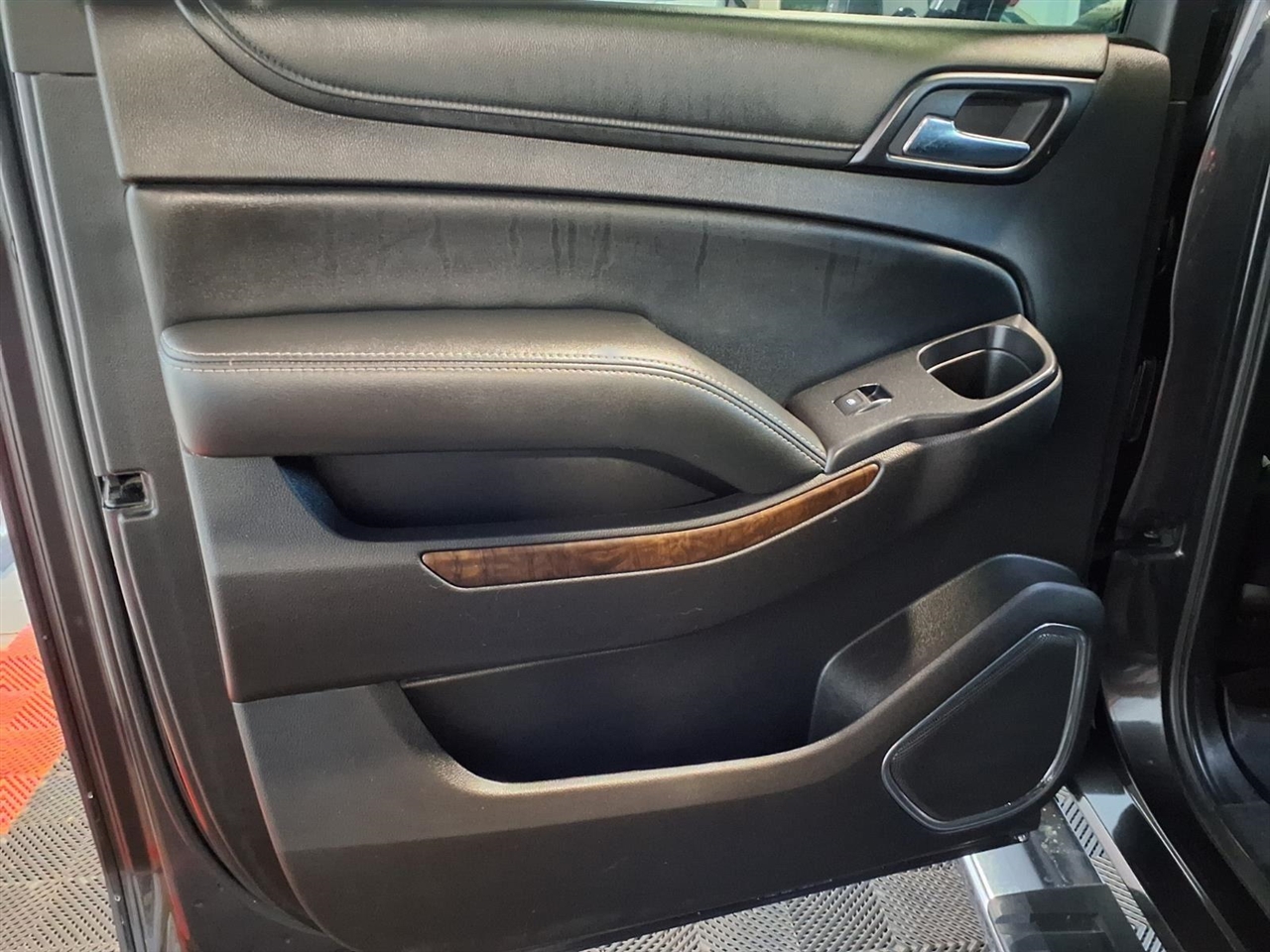 Chevrolet Suburban 4WD 4dr 1500 LT 2017