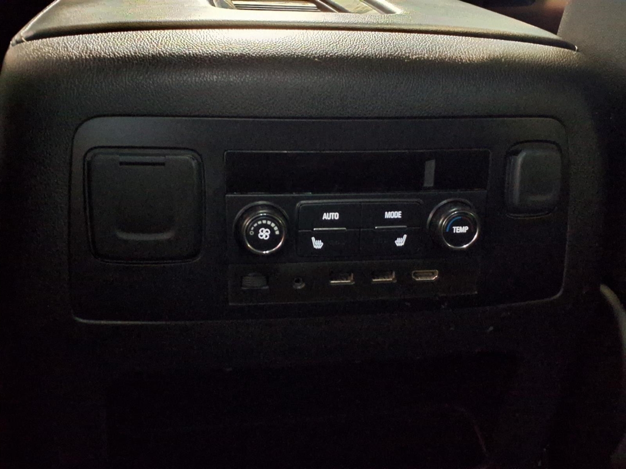 Chevrolet Suburban 4WD 4dr 1500 LT 2017