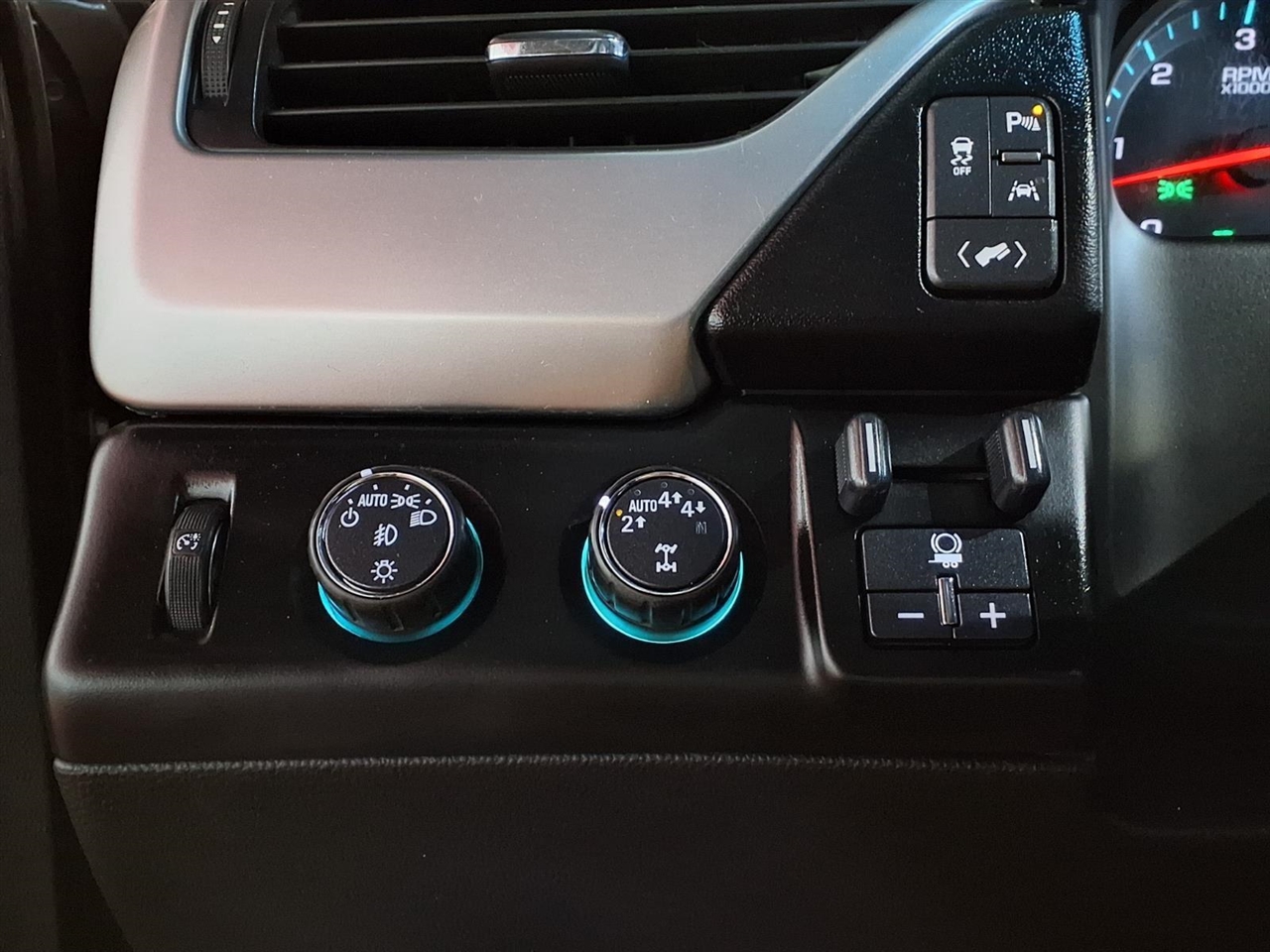 Chevrolet Suburban 4WD 4dr 1500 LT 2017