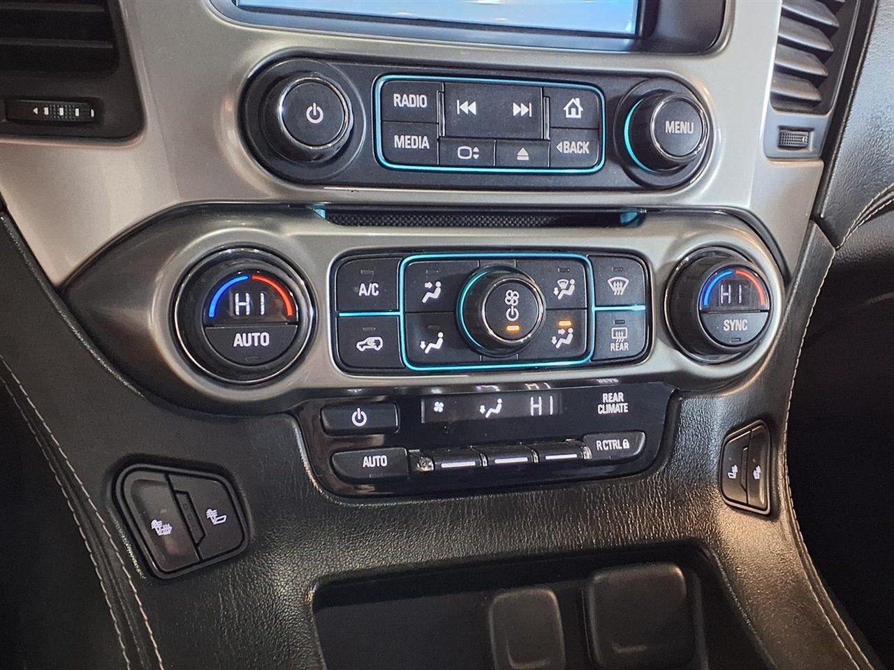 Chevrolet Suburban 4WD 4dr 1500 LT 2017