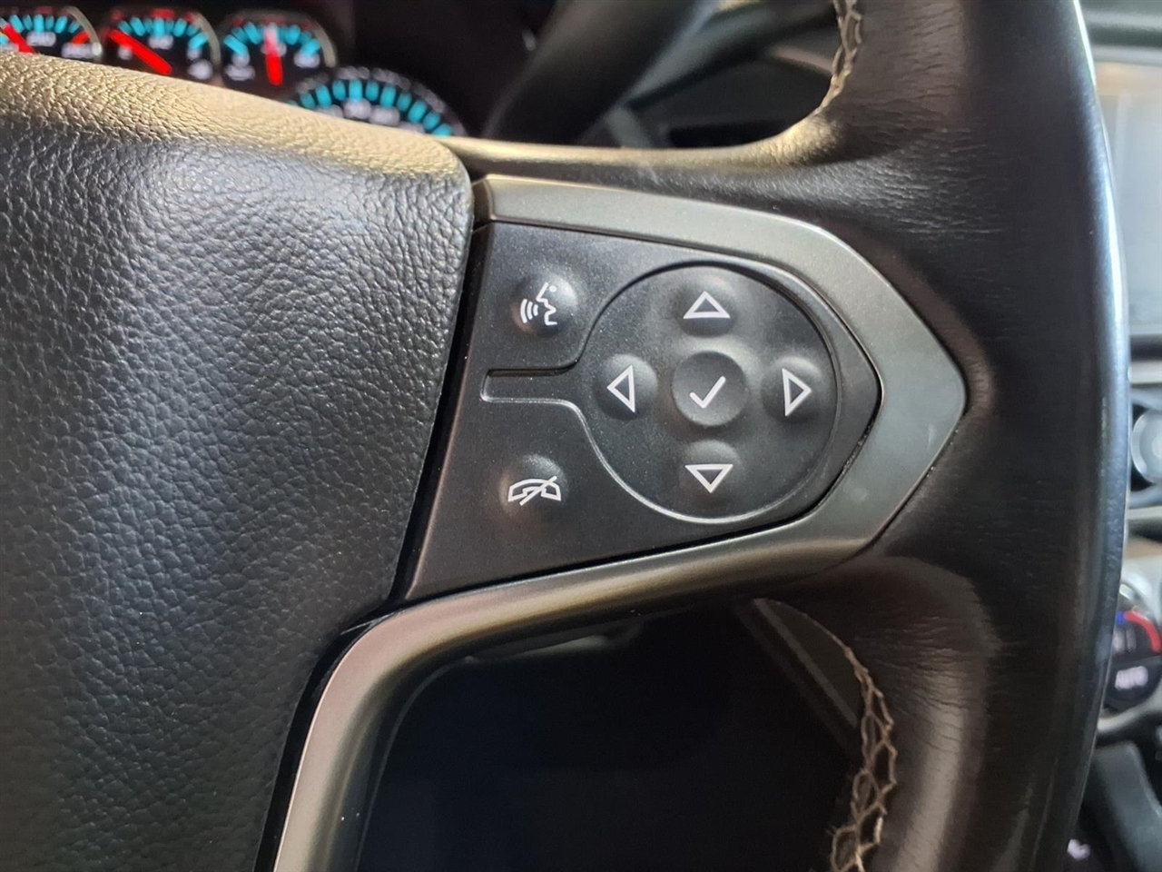 Chevrolet Suburban 4WD 4dr 1500 LT 2017