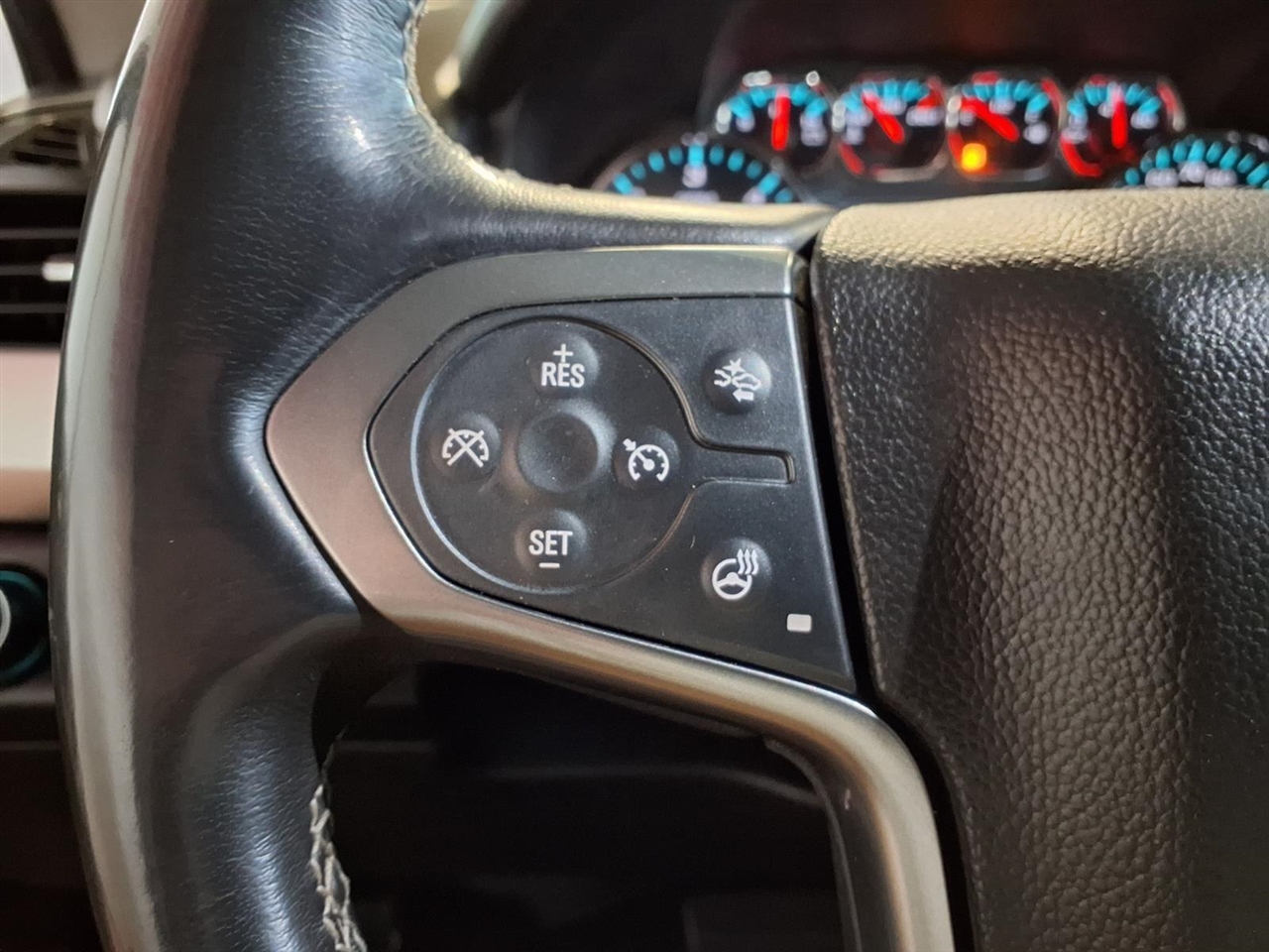 Chevrolet Suburban 4WD 4dr 1500 LT 2017