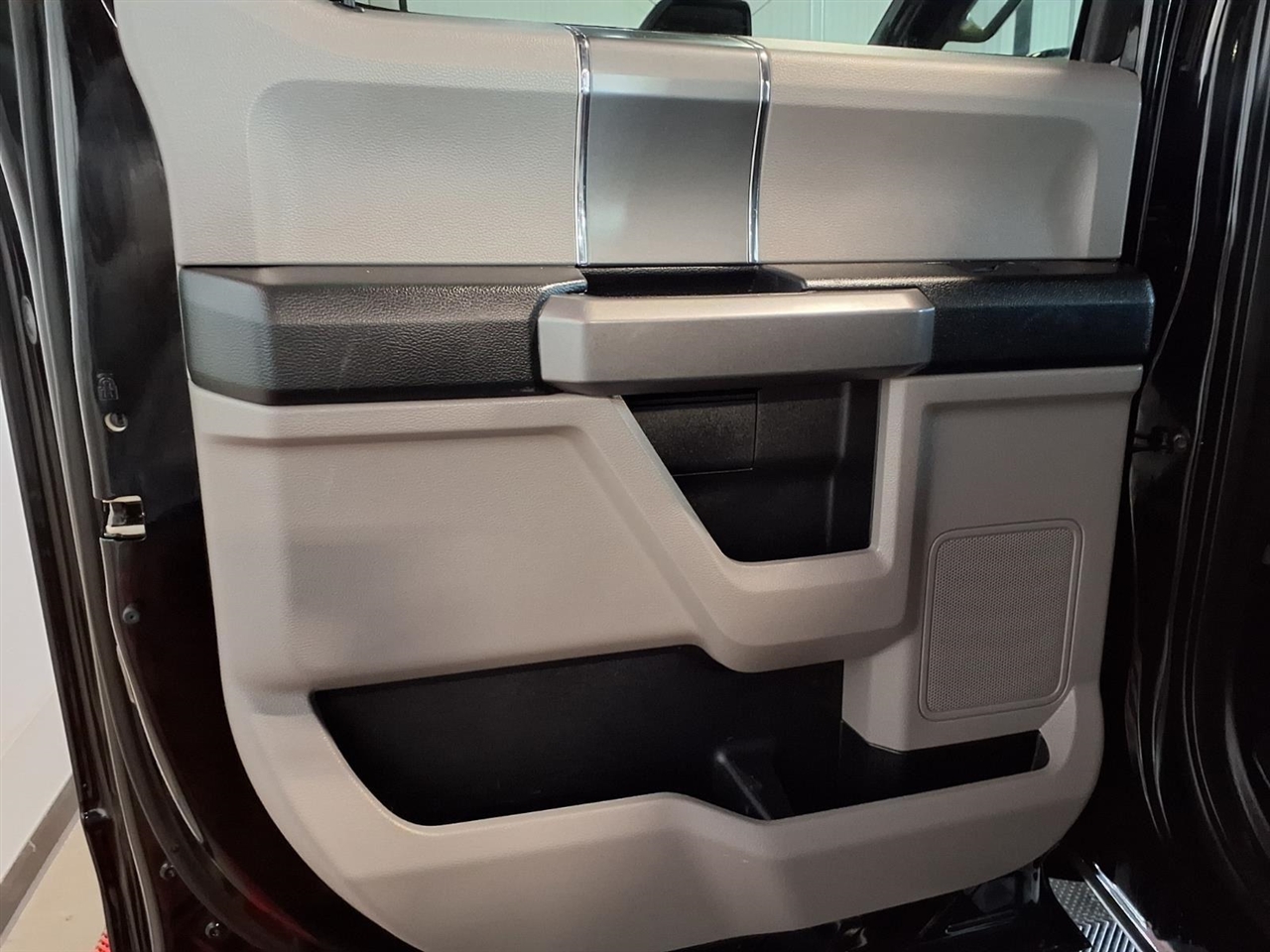 Ford Super Duty F-250 SRW King Ranch 4WD Crew Cab 8' Box 2017