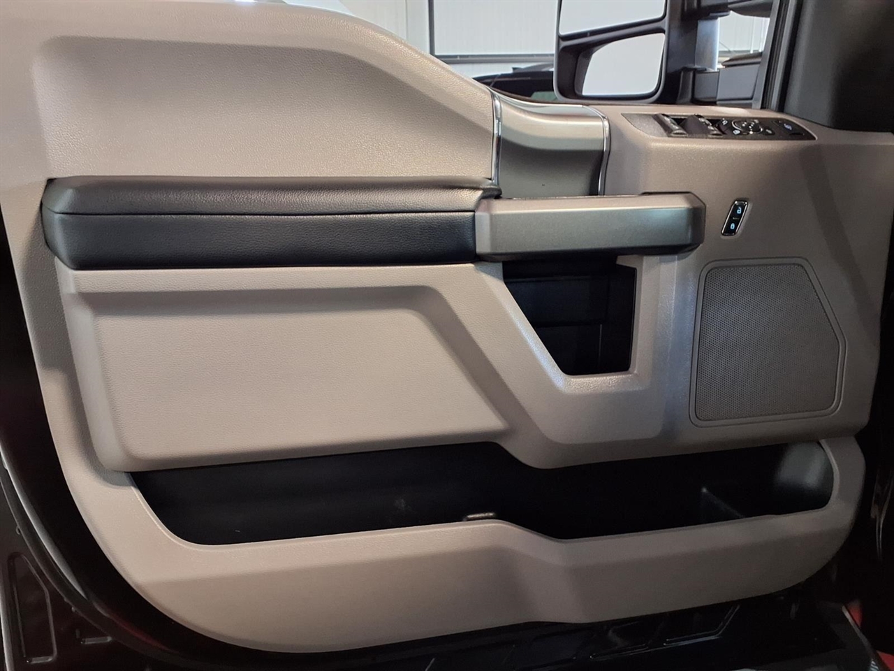 Ford Super Duty F-250 SRW King Ranch 4WD Crew Cab 8' Box 2017