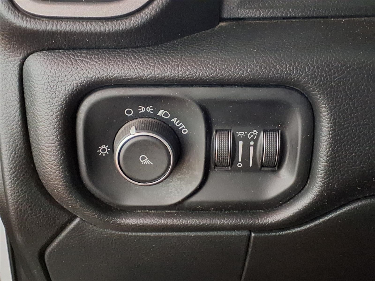 RAM 2500 Tradesman 4x4 Crew Cab 6'4" Box 2020