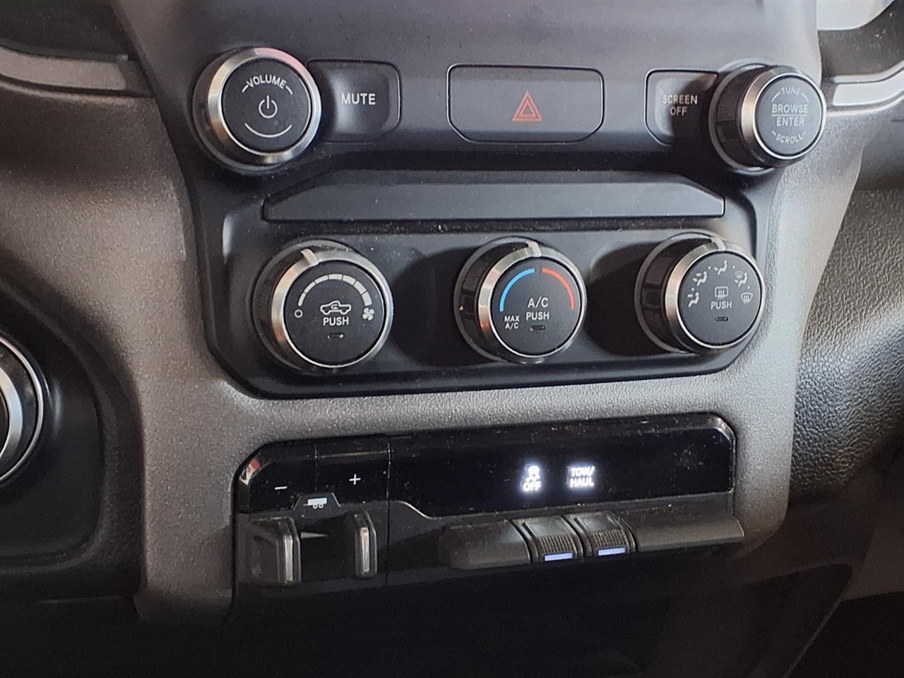 RAM 2500 Tradesman 4x4 Crew Cab 6'4" Box 2020