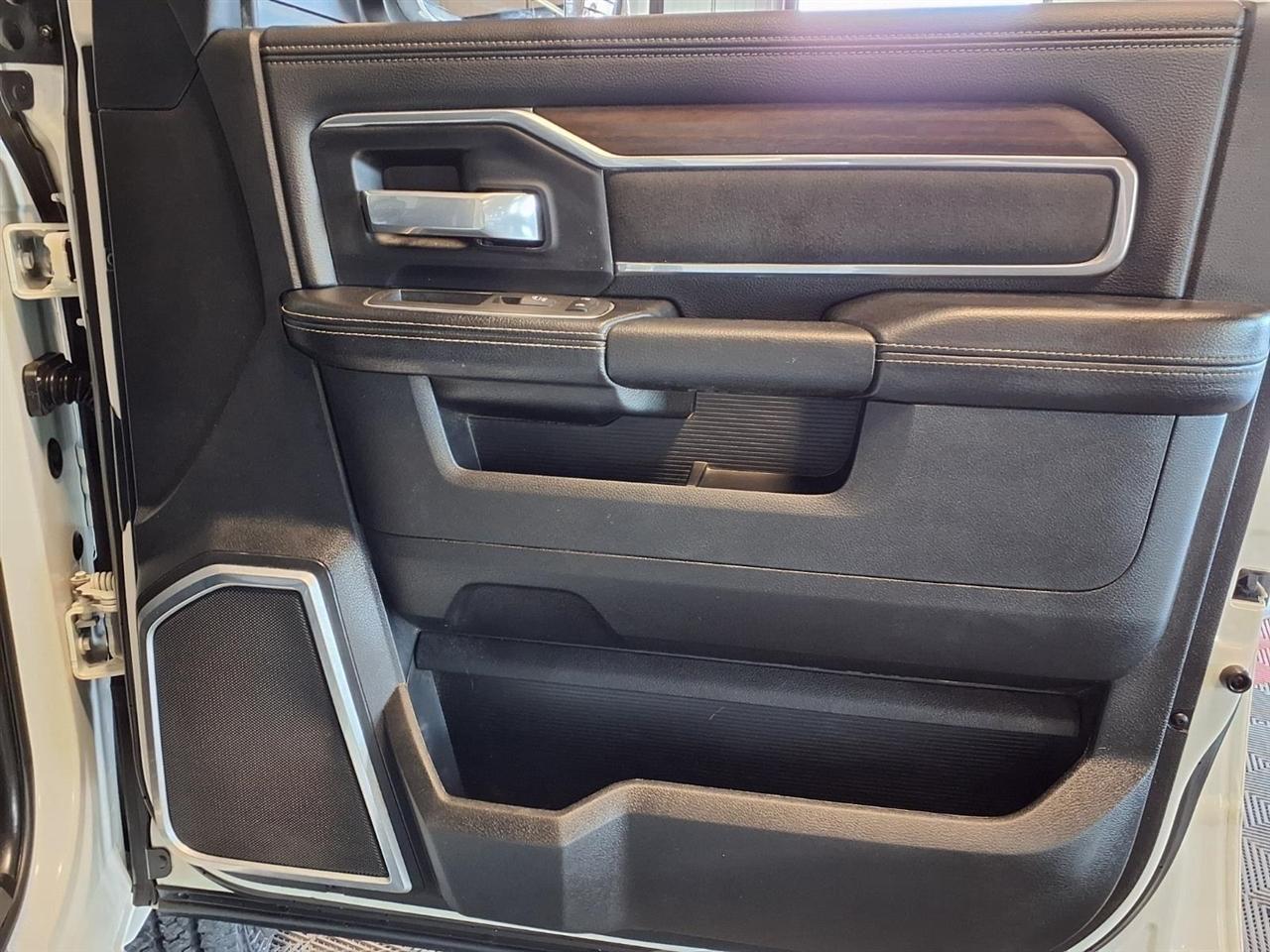 RAM 3500 Laramie 4x4 Crew Cab 8' Box 2022