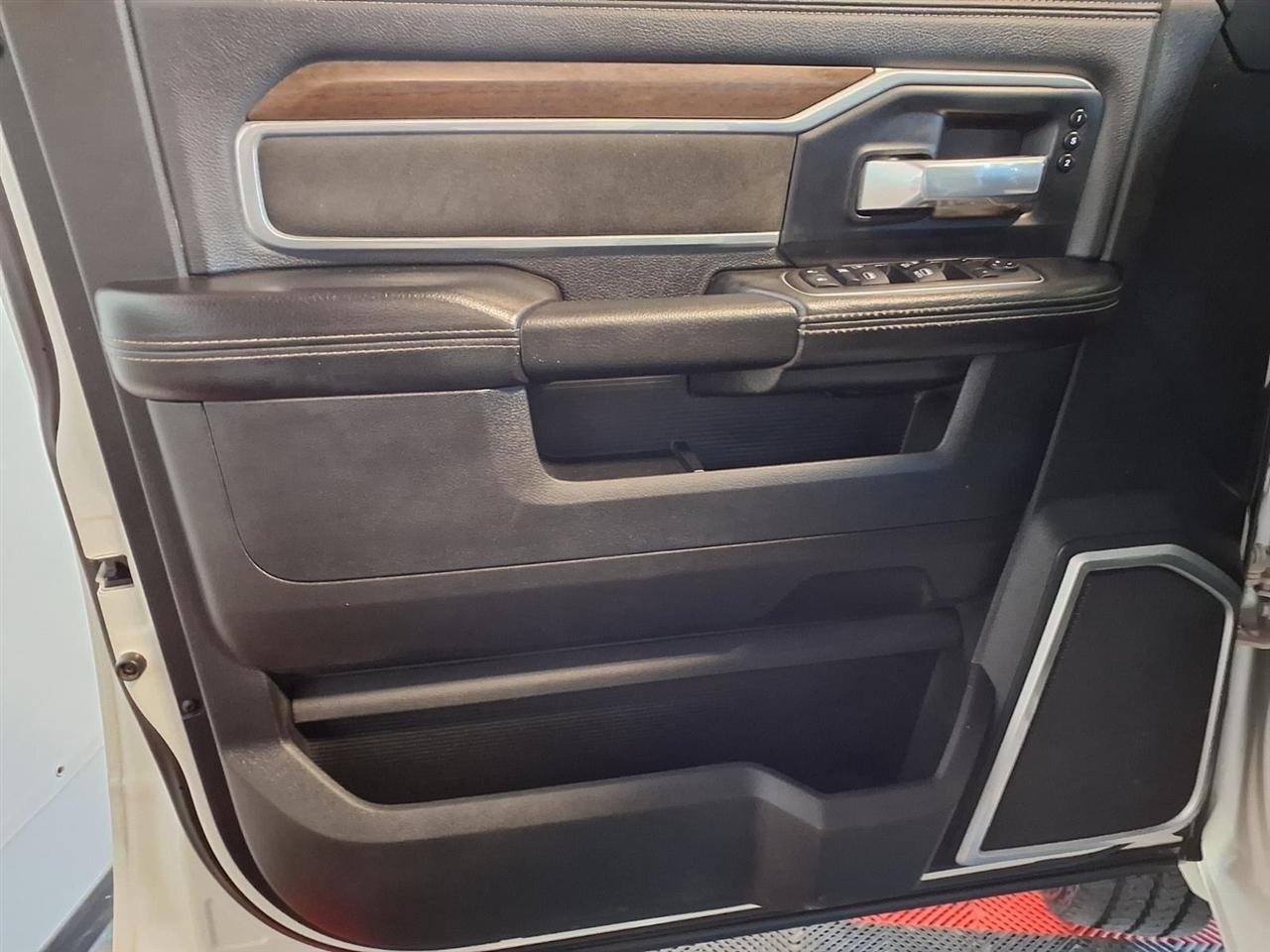 RAM 3500 Laramie 4x4 Crew Cab 8' Box 2022