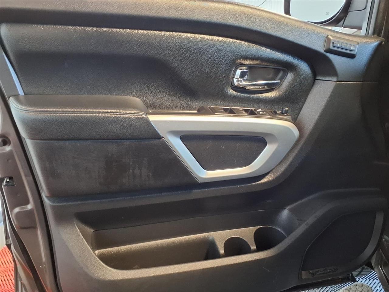 Nissan Titan 4x4 Crew Cab SL 2017