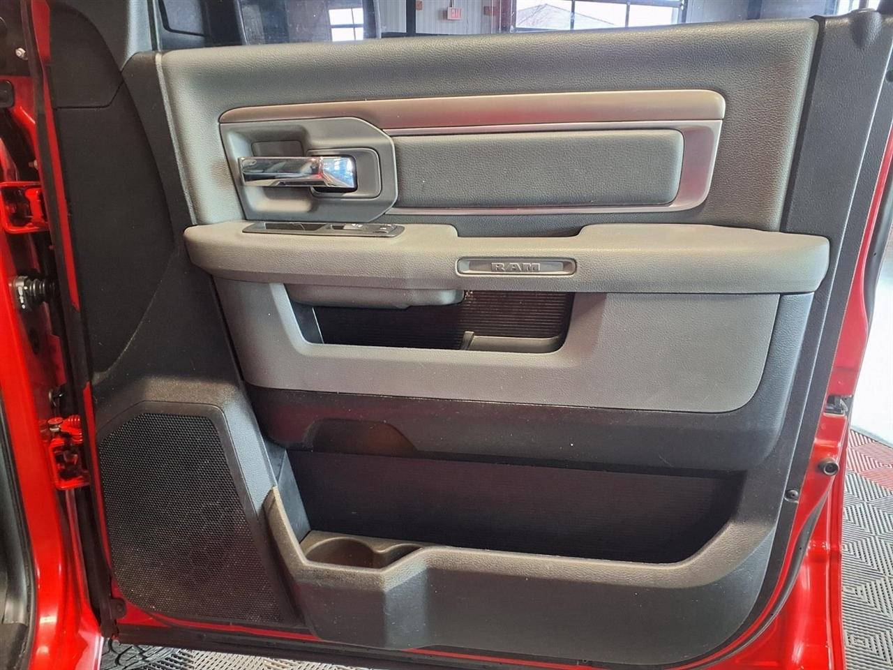 RAM 1500 4WD Crew Cab 140.5" Big Horn 2015