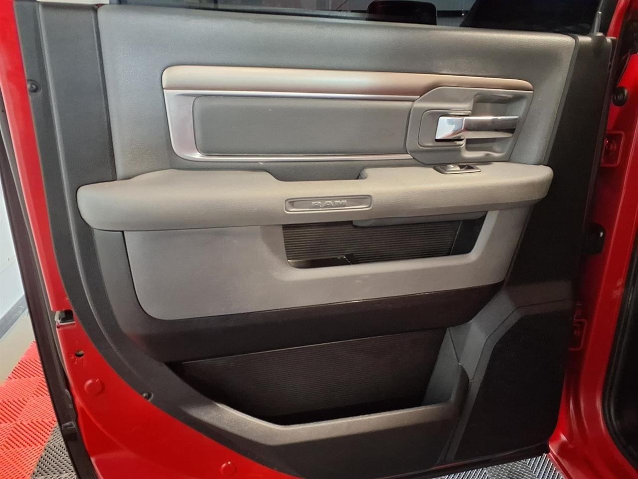 RAM 1500 4WD Crew Cab 140.5" Big Horn 2015