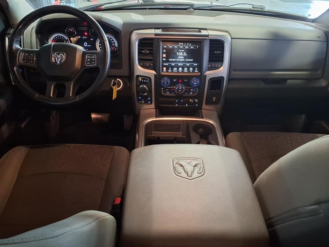 RAM 1500 4WD Crew Cab 140.5" Big Horn 2015