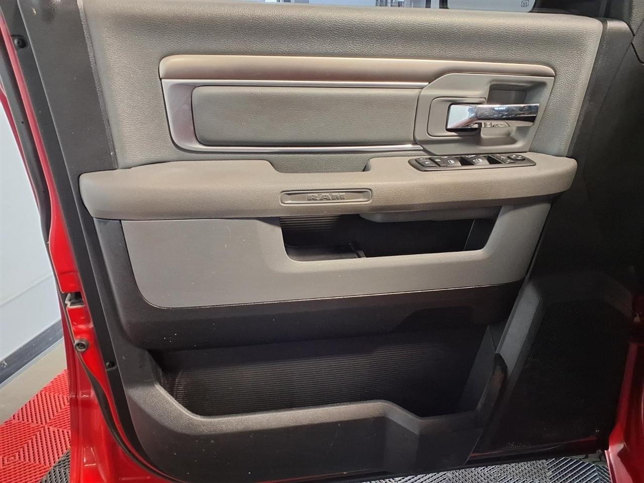 RAM 1500 4WD Crew Cab 140.5" Big Horn 2015