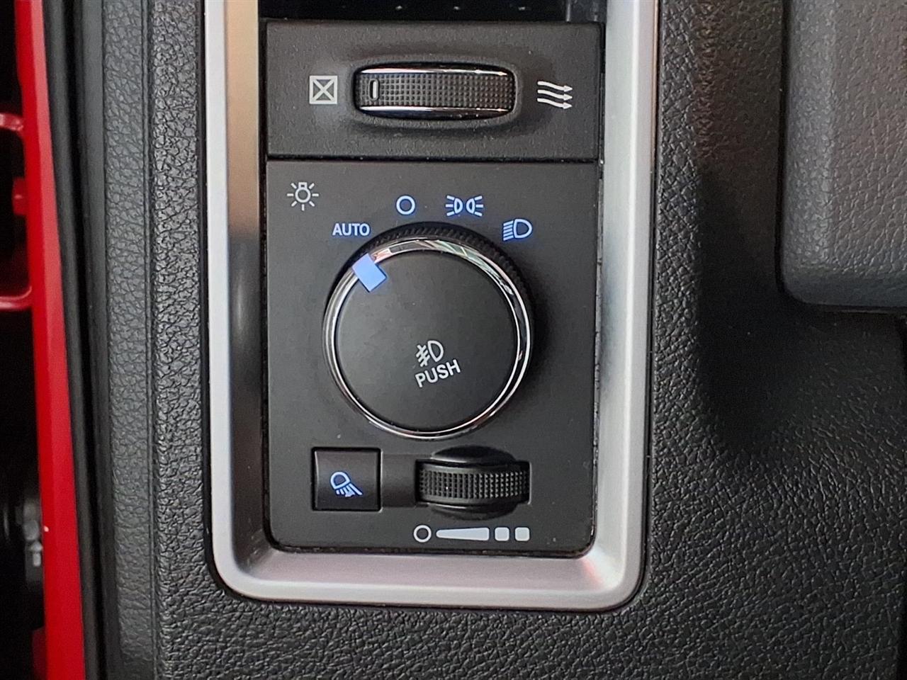 RAM 1500 4WD Crew Cab 140.5" Big Horn 2015