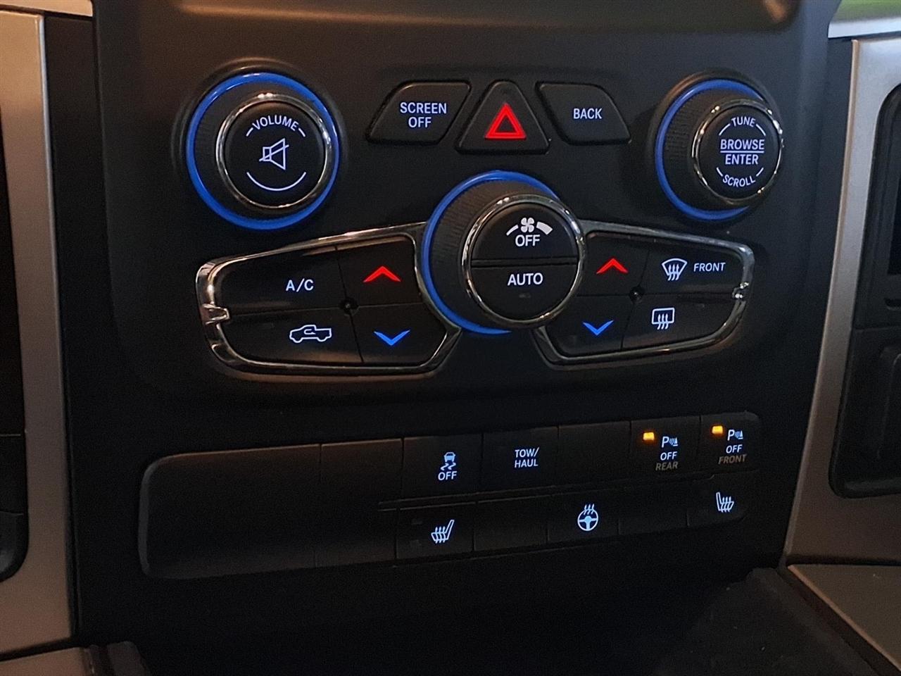 RAM 1500 4WD Crew Cab 140.5" Big Horn 2015