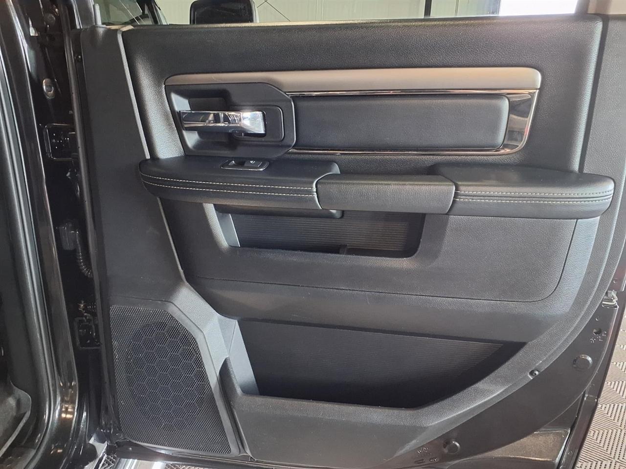 RAM 1500 4WD Crew Cab 140.5" Sport 2015