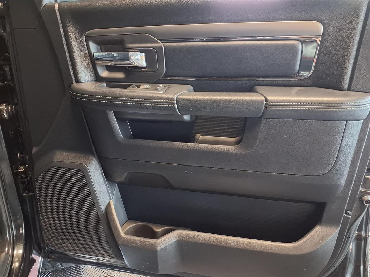 RAM 1500 4WD Crew Cab 140.5" Sport 2015