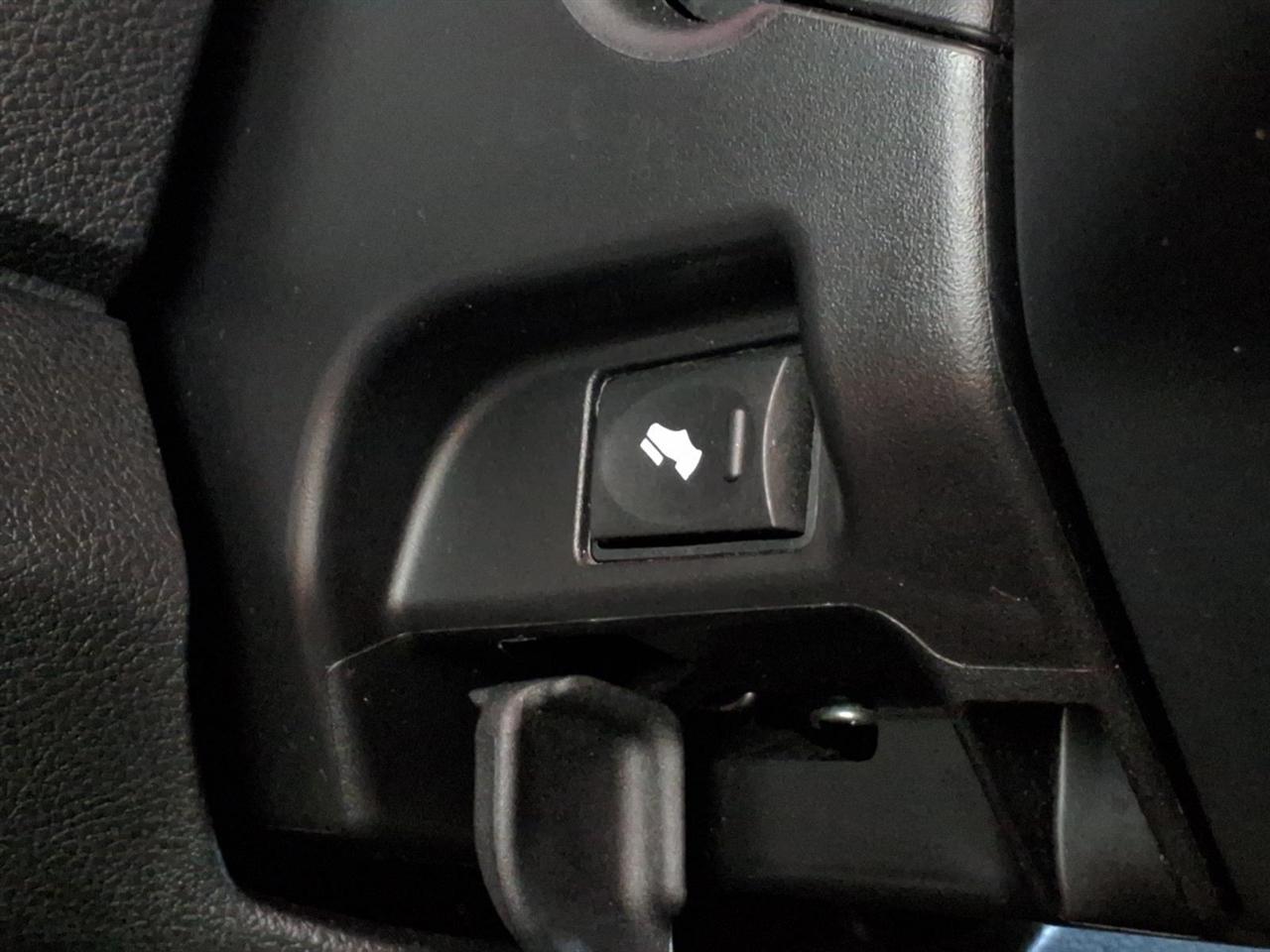 RAM 1500 4WD Crew Cab 140.5" Sport 2015