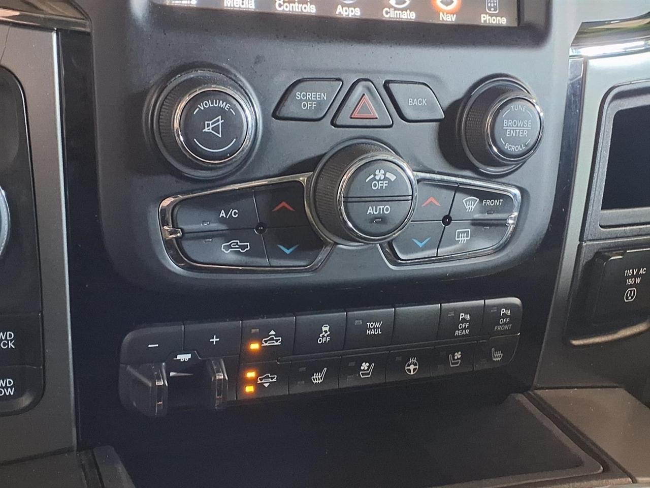 RAM 1500 4WD Crew Cab 140.5" Sport 2015