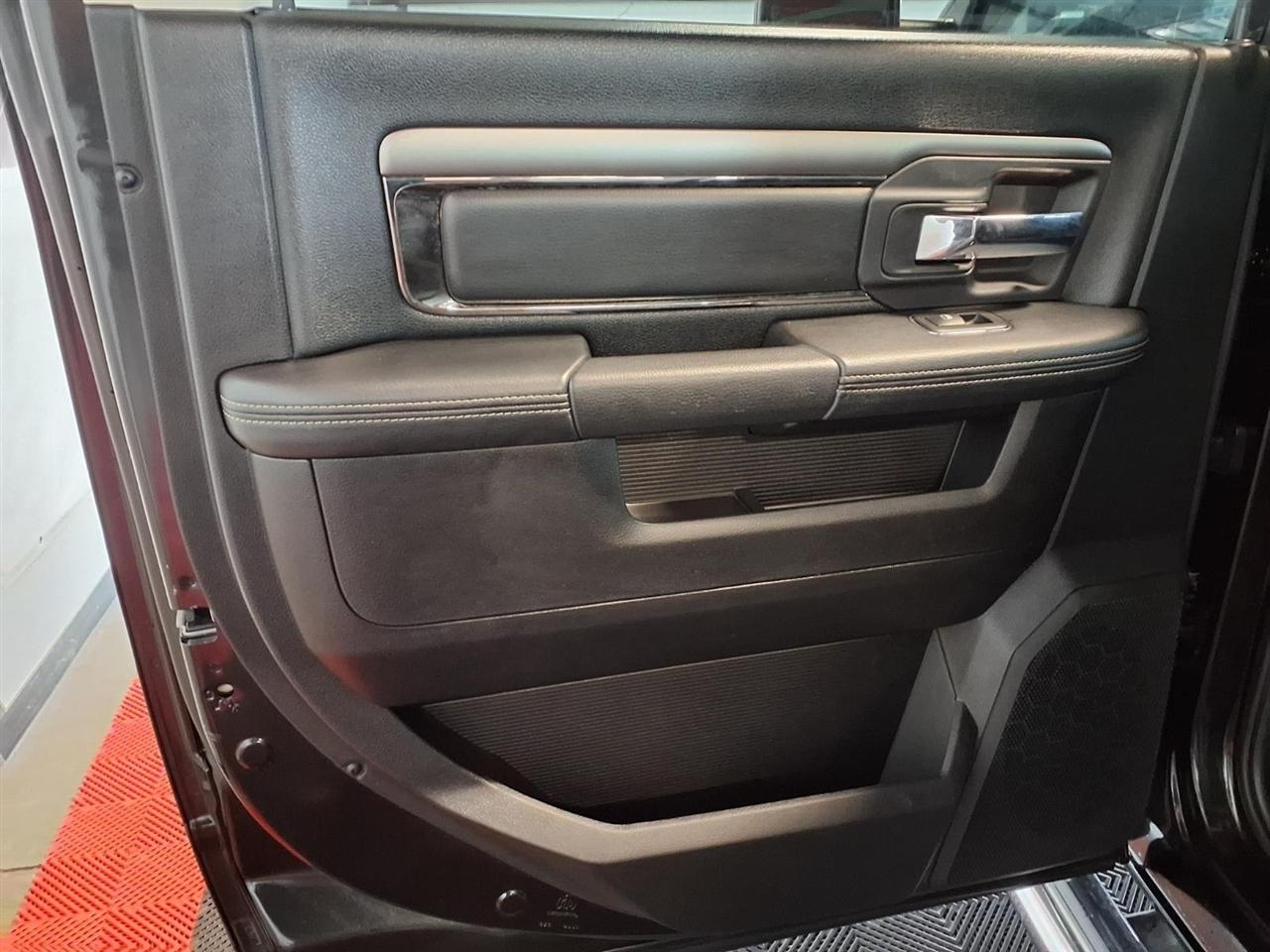 RAM 1500 4WD Crew Cab 140.5" Sport 2015